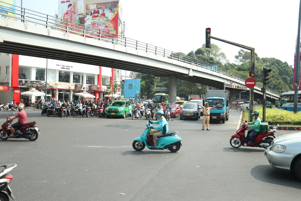 Cửa ngõ TP Hồ Chí Minh ùn ứ nghiêm trọng, bến xe chật kín người về quê nghỉ lễ - Ảnh 8.