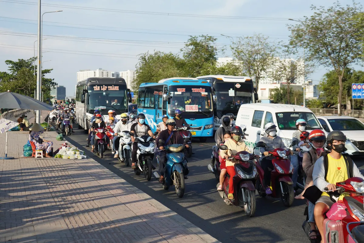 Cửa ngõ TP Hồ Chí Minh ùn ứ nghiêm trọng, bến xe chật kín người về quê nghỉ lễ - Ảnh 1.