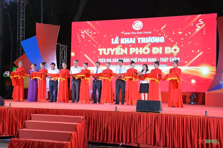 Khai trương tuyến phố đi bộ đầu tiên tại thành phố Phan Rang - Tháp Chàm - Ninh Thuận - Ảnh 1.