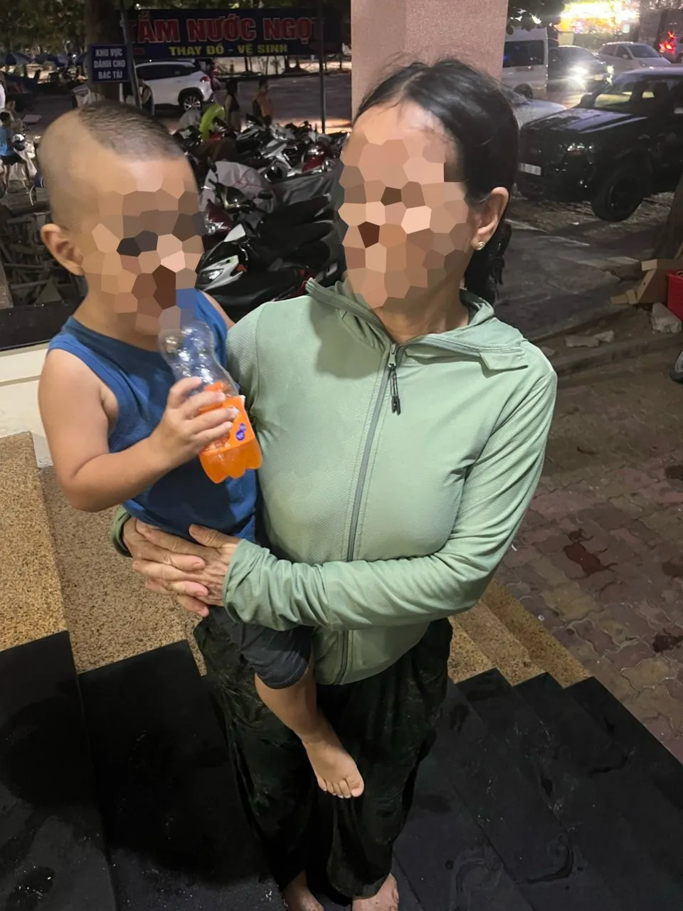 B&atilde;i biển đ&ocirc;ng nghẹt, Vũng T&agrave;u cảnh b&aacute;o trẻ em bị lạc khi tắm biển - Ảnh 2.