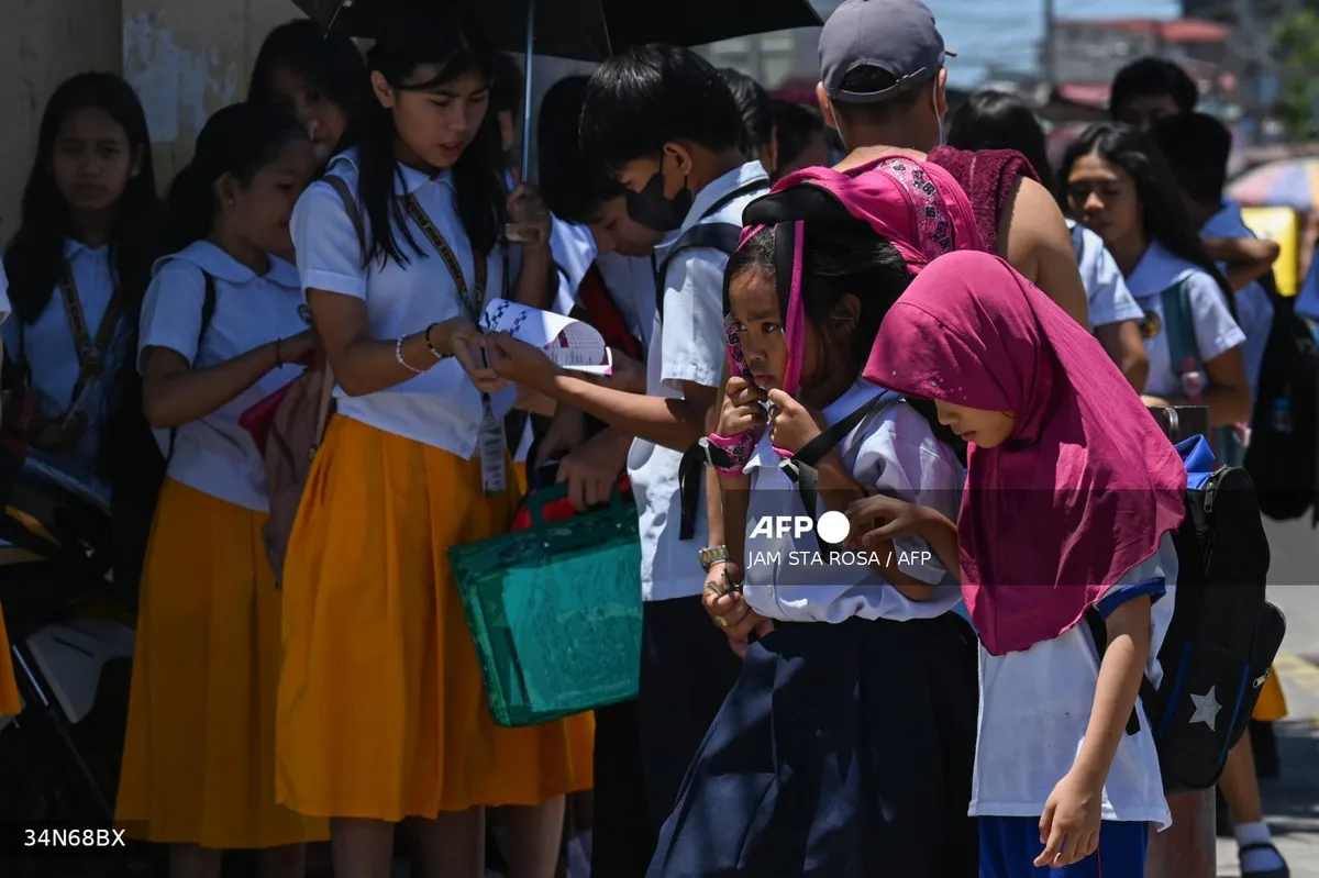 Học sinh Phillipines chật vật giữa nắng nóng thiêu đốt - Ảnh 1.