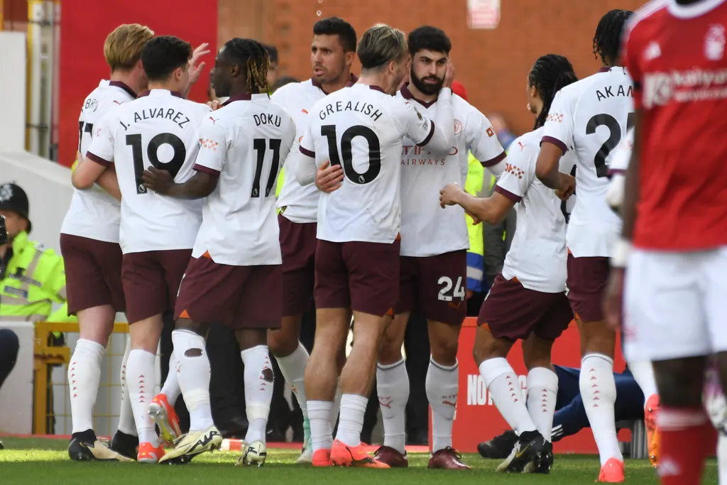 Thắng dễ Nottingham Forest, Man City tiếp tục duy trì cuộc đua vô địch - Ảnh 1. Thắng dễ Nottingham Forest, Man City tiếp tục duy trì cuộc đua vô địch - Ảnh 1.