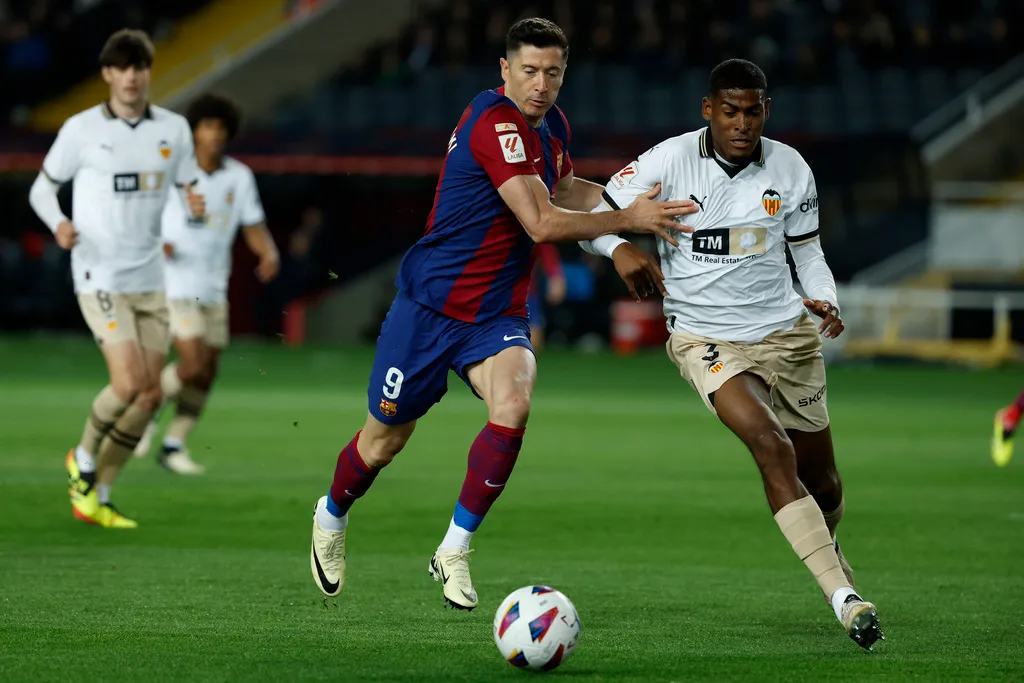 Robert Lewandowski lập hat-trick, Barcelona ngược dòng trước Valencia - Ảnh 1. Robert Lewandowski lập hat-trick, Barcelona ngược dòng trước Valencia - Ảnh 1.