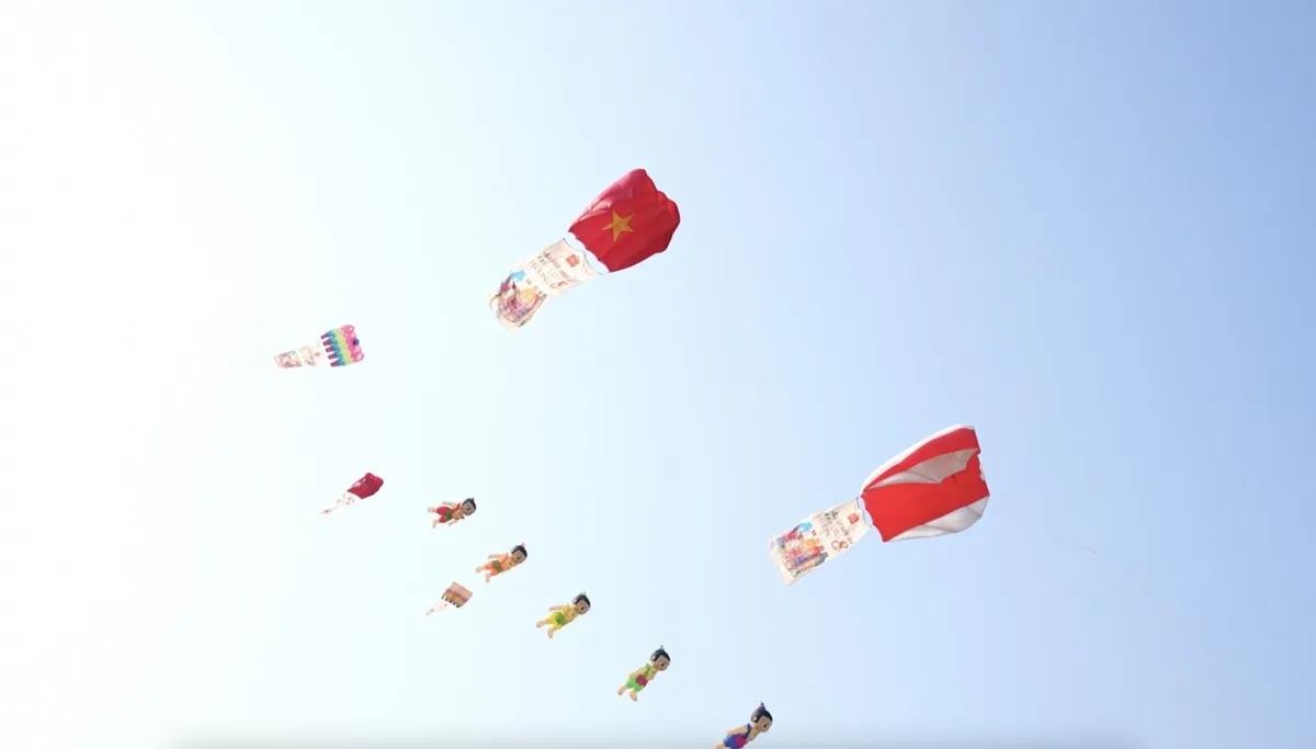 Du kh&aacute;ch Đ&agrave; Nẵng m&atilde;n nh&atilde;n với m&agrave;n thả diều từ thương hiệu sữa tắm nước hoa Italy tại Festival Biển - Ảnh 2.