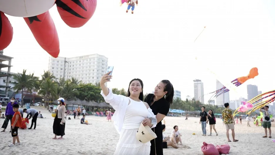 Du kh&aacute;ch Đ&agrave; Nẵng m&atilde;n nh&atilde;n với m&agrave;n thả diều từ thương hiệu sữa tắm nước hoa Italy tại Festival Biển - Ảnh 3.
