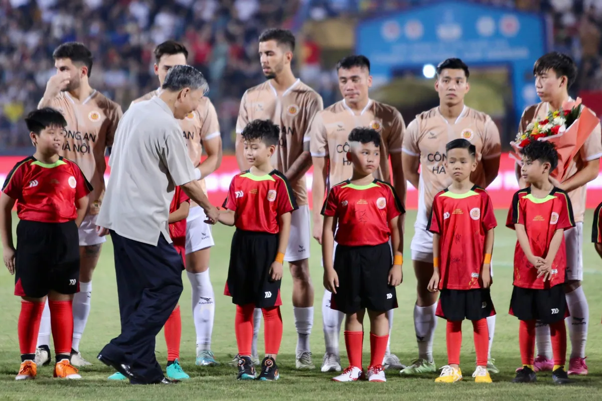 Văn Thanh lập công, Công an Hà Nội thắng đậm đội cựu ngôi sao Brazil tại Hàng Đẫy - Ảnh 1. Văn Thanh lập công, Công an Hà Nội thắng đậm đội cựu ngôi sao Brazil tại Hàng Đẫy - Ảnh 1.