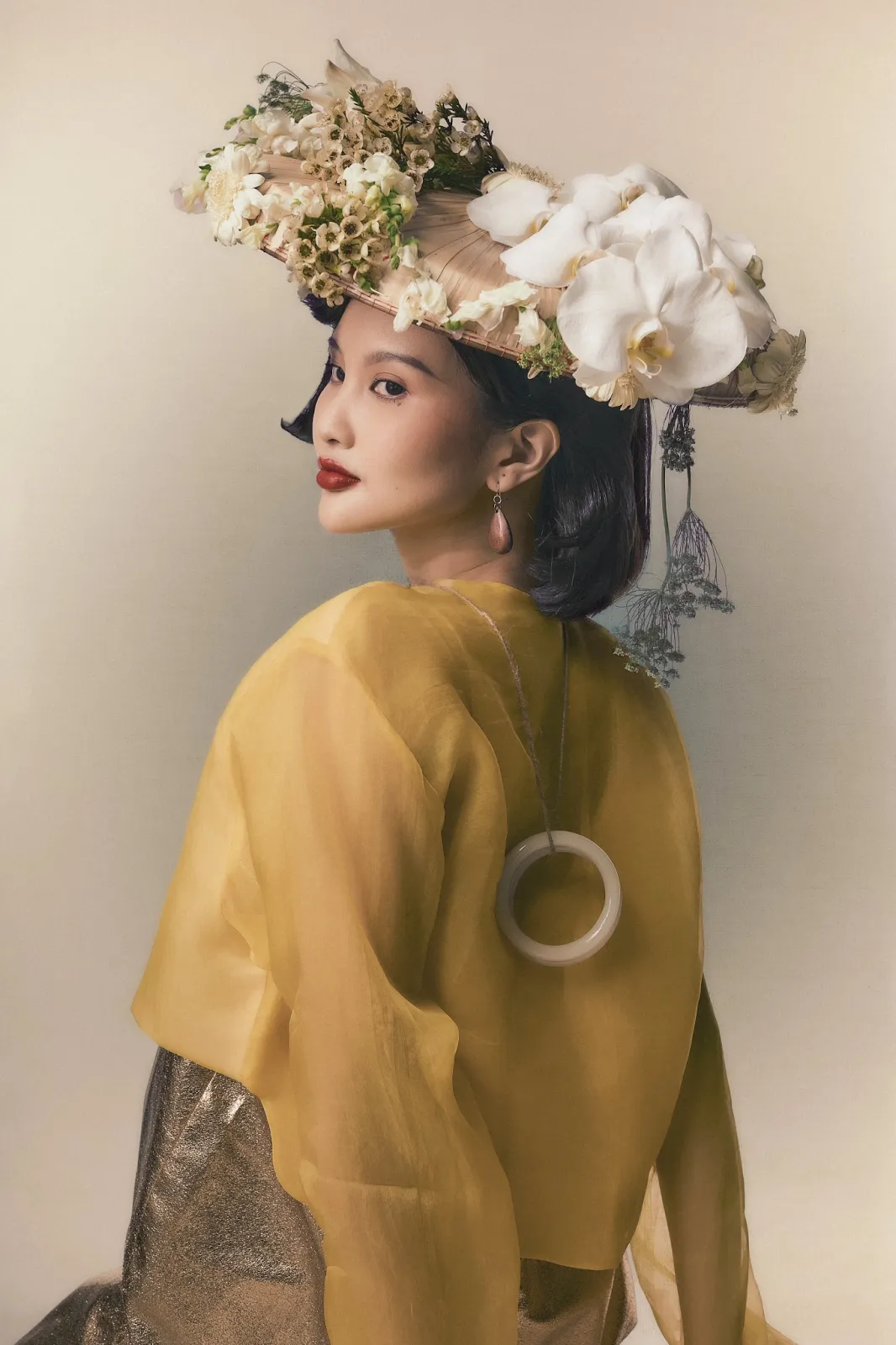 Bắt trend &ldquo;c&agrave;i hoa l&ecirc;n t&oacute;c&rdquo; của Triệu Lệ Dĩnh, người mẫu Việt g&acirc;y sốt với chiếc mấn hoa khổng lồ - Ảnh 2.