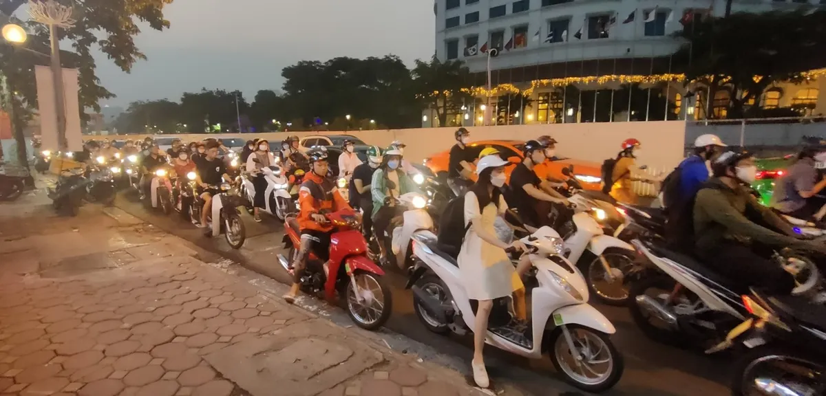 Tắc đường vẫn l&agrave; nỗi &aacute;m ảnh với người d&acirc;n H&agrave; Nội - Ảnh 3.