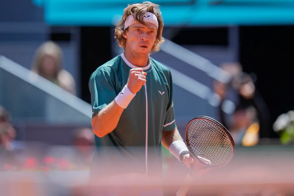 Daniil Medvedev và Andrey Rublev ghi tên mình vào tứ kết Madrid mở rộng 2024 - Ảnh 2. Daniil Medvedev và Andrey Rublev ghi tên mình vào tứ kết Madrid mở rộng 2024 - Ảnh 2.