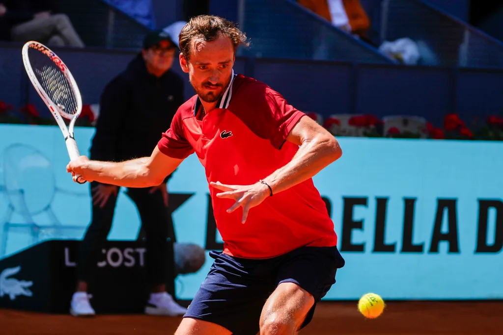 Daniil Medvedev và Andrey Rublev ghi tên mình vào tứ kết Madrid mở rộng 2024 - Ảnh 1. Daniil Medvedev và Andrey Rublev ghi tên mình vào tứ kết Madrid mở rộng 2024 - Ảnh 1.