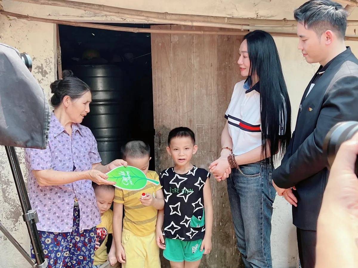 Quách Thu Phương rời phim trường đi làm từ thiện cùng Cặp lá yêu thương - Ảnh 3.