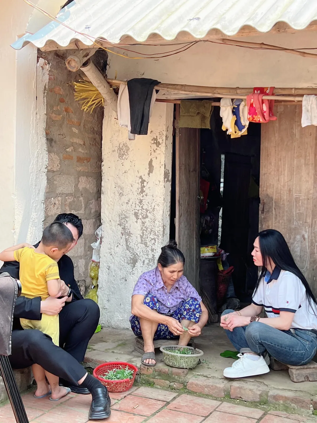 Quách Thu Phương rời phim trường đi làm từ thiện cùng Cặp lá yêu thương - Ảnh 2.