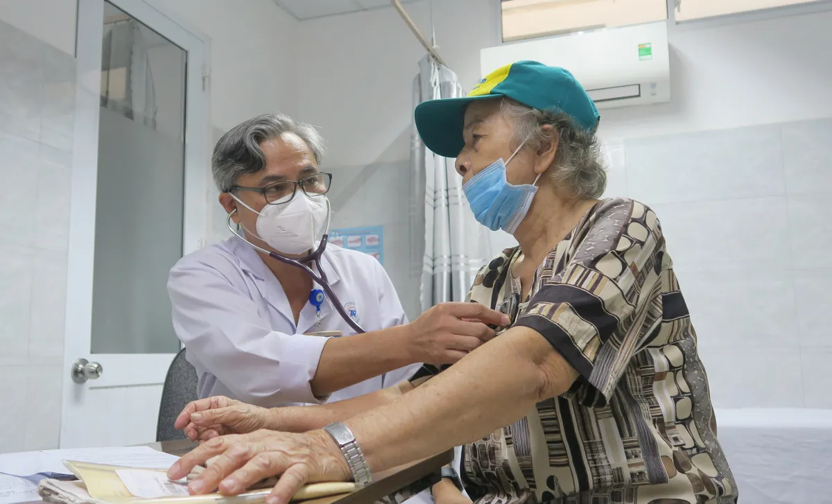 TP. Hồ Chí Minh: Gia tăng người già, trẻ nhỏ mắc bệnh vì nắng nóng kéo dài - Ảnh 3. TP. Hồ Chí Minh: Gia tăng người già, trẻ nhỏ mắc bệnh vì nắng nóng kéo dài - Ảnh 3.