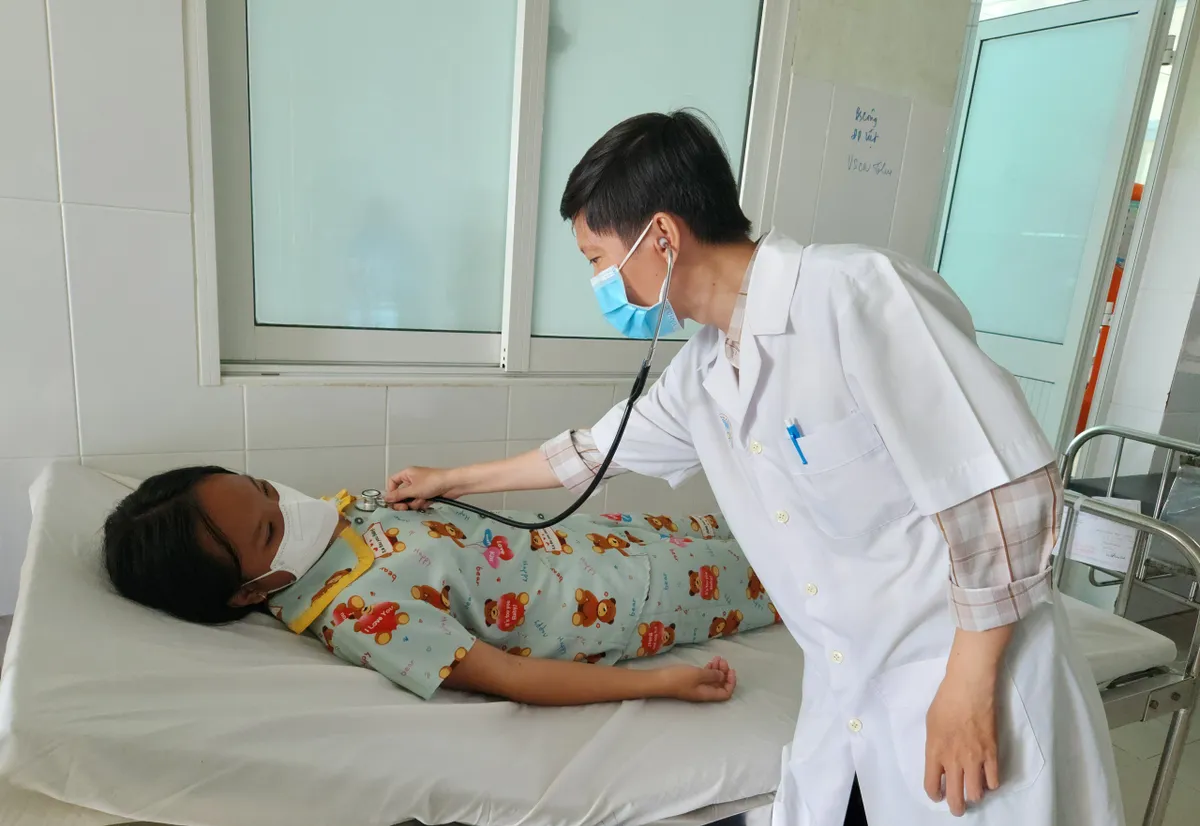 Vụ 19 học sinh bị ngộ độc: Khuyến cáo người dân không mua các đồ chơi nguy hại - Ảnh 2.