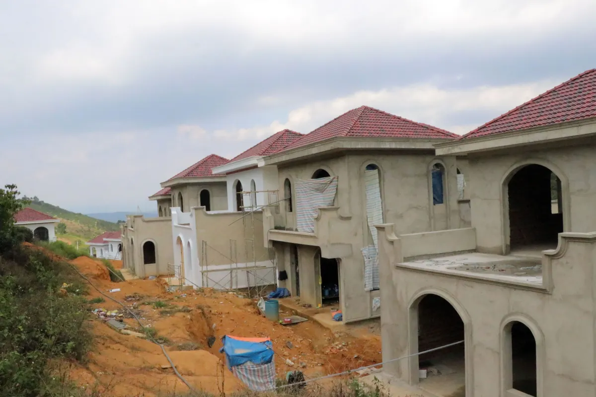 Đ&igrave;nh chỉ c&ocirc;ng t&aacute;c 2 c&aacute;n bộ trong vụ x&acirc;y dựng 22 căn biệt thự kh&ocirc;ng ph&eacute;p ở L&acirc;m Đồng - Ảnh 2.