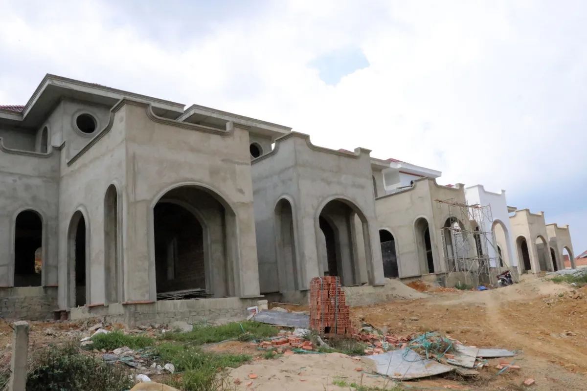 Đ&igrave;nh chỉ c&ocirc;ng t&aacute;c 2 c&aacute;n bộ trong vụ x&acirc;y dựng 22 căn biệt thự kh&ocirc;ng ph&eacute;p ở L&acirc;m Đồng - Ảnh 1.