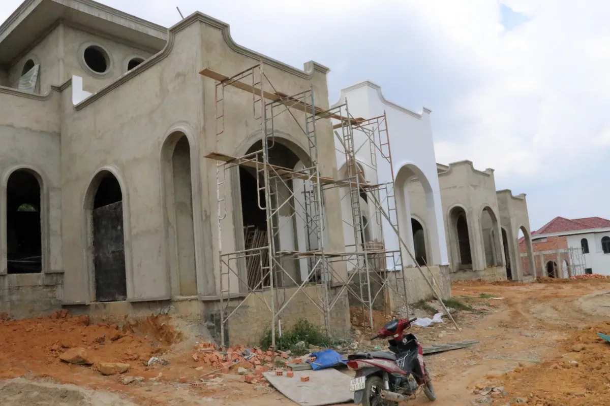 Đ&igrave;nh chỉ c&ocirc;ng t&aacute;c 2 c&aacute;n bộ trong vụ x&acirc;y dựng 22 căn biệt thự kh&ocirc;ng ph&eacute;p ở L&acirc;m Đồng - Ảnh 3.