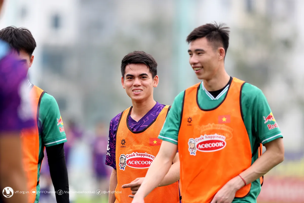 Đội tuyển U23 Việt Nam hào hứng bước vào buổi tập đầu tiên, chuẩn bị cho đấu trường châu Á - Ảnh 7. Đội tuyển U23 Việt Nam hào hứng bước vào buổi tập đầu tiên, chuẩn bị cho đấu trường châu Á - Ảnh 7.