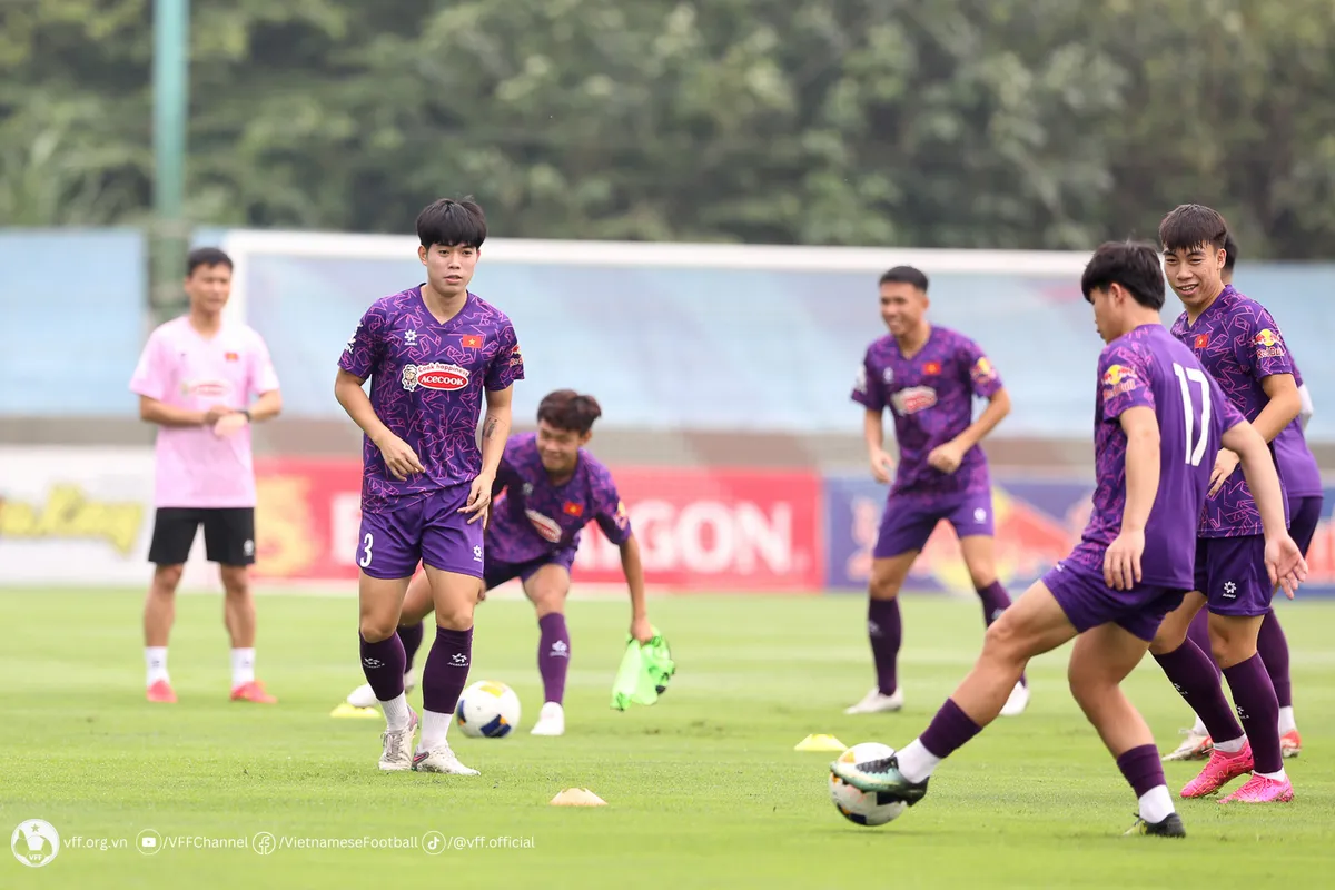 Đội tuyển U23 Việt Nam hào hứng bước vào buổi tập đầu tiên, chuẩn bị cho đấu trường châu Á - Ảnh 6. Đội tuyển U23 Việt Nam hào hứng bước vào buổi tập đầu tiên, chuẩn bị cho đấu trường châu Á - Ảnh 6.