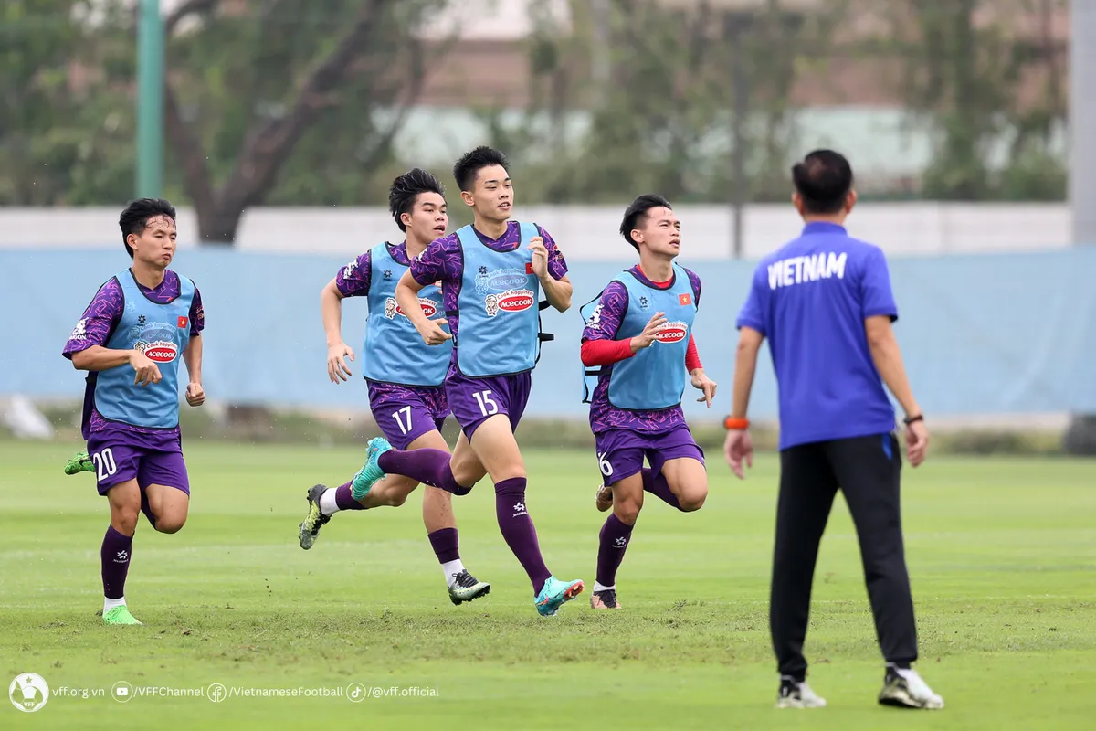 Đội tuyển U23 Việt Nam hào hứng bước vào buổi tập đầu tiên, chuẩn bị cho đấu trường châu Á - Ảnh 4. Đội tuyển U23 Việt Nam hào hứng bước vào buổi tập đầu tiên, chuẩn bị cho đấu trường châu Á - Ảnh 4.