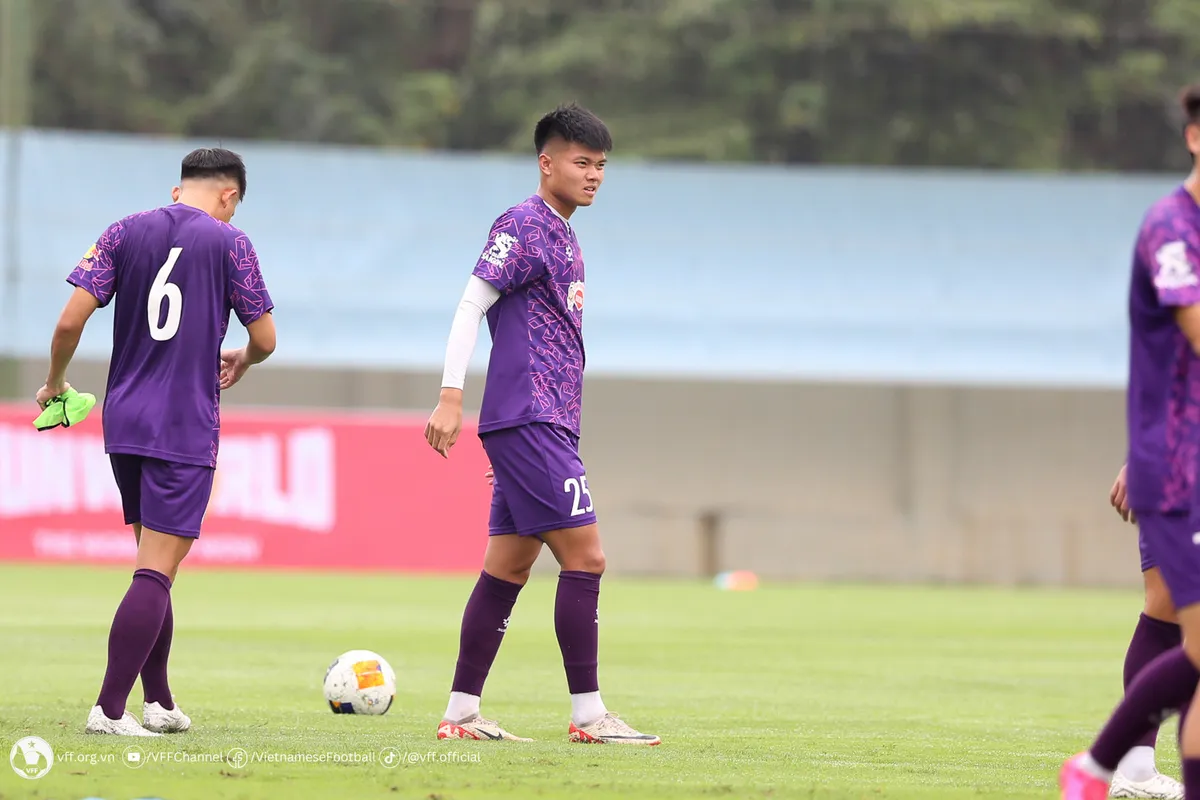 Đội tuyển U23 Việt Nam hào hứng bước vào buổi tập đầu tiên, chuẩn bị cho đấu trường châu Á - Ảnh 2. Đội tuyển U23 Việt Nam hào hứng bước vào buổi tập đầu tiên, chuẩn bị cho đấu trường châu Á - Ảnh 2.