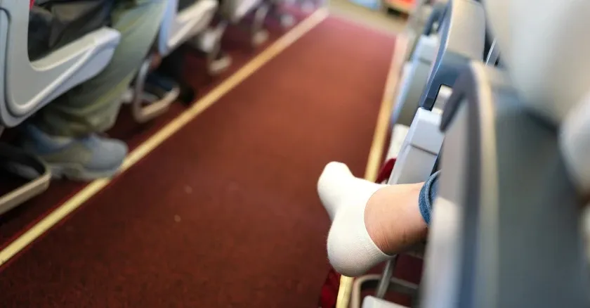 Vì sao chúng ta không nên cởi giày khi ngồi trên máy bay? - Ảnh 1.