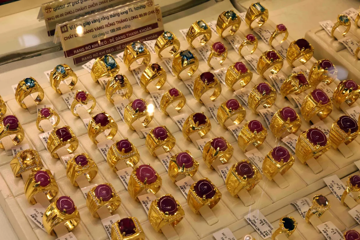 Người d&acirc;n nườm nượp xếp h&agrave;ng mua v&agrave;ng khi gi&aacute; neo đỉnh - Ảnh 1.