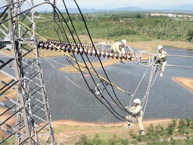 Thi công xuyên lễ dự án đường dây 500KV mạch 3 - Ảnh 1.