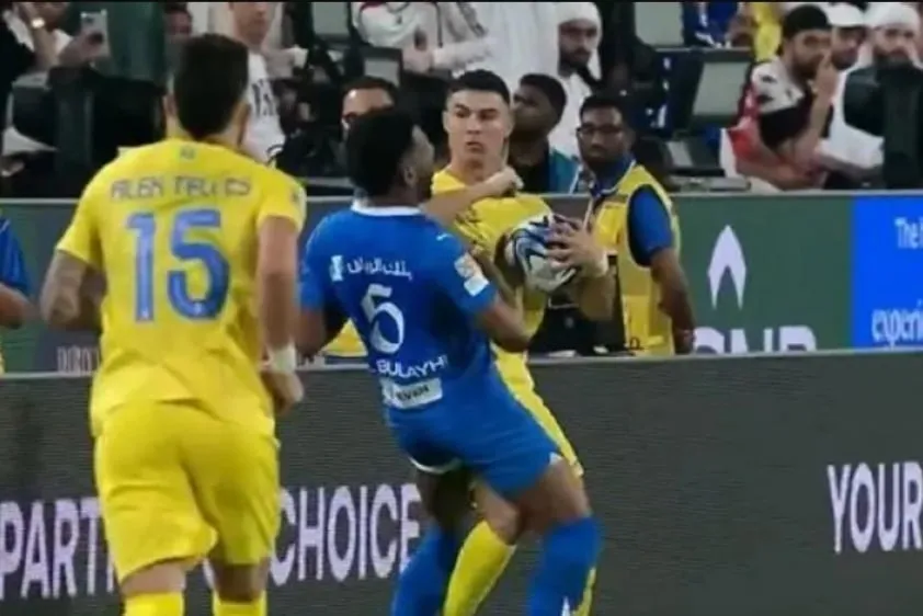 Ronaldo nhận thẻ đỏ trực tiếp, Al Nassr dừng bước tại bán kết Siêu cúp Ả Rập Xê Út - Ảnh 1. Ronaldo nhận thẻ đỏ trực tiếp, Al Nassr dừng bước tại bán kết Siêu cúp Ả Rập Xê Út - Ảnh 1.