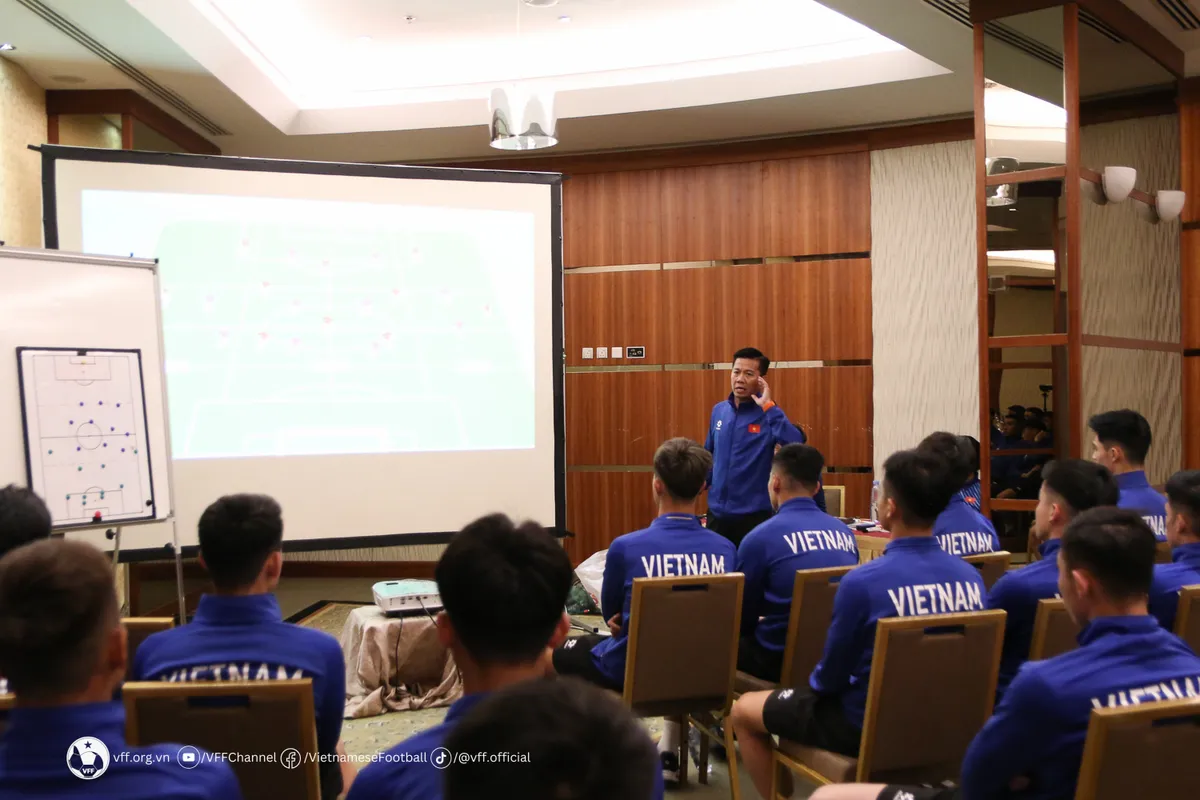 HLV Hoàng Anh Tuấn khuyến khích học trò thoải mái chơi bóng trong trận giao hữu với U23 Jordan - Ảnh 2. HLV Hoàng Anh Tuấn khuyến khích học trò thoải mái chơi bóng trong trận giao hữu với U23 Jordan - Ảnh 2.