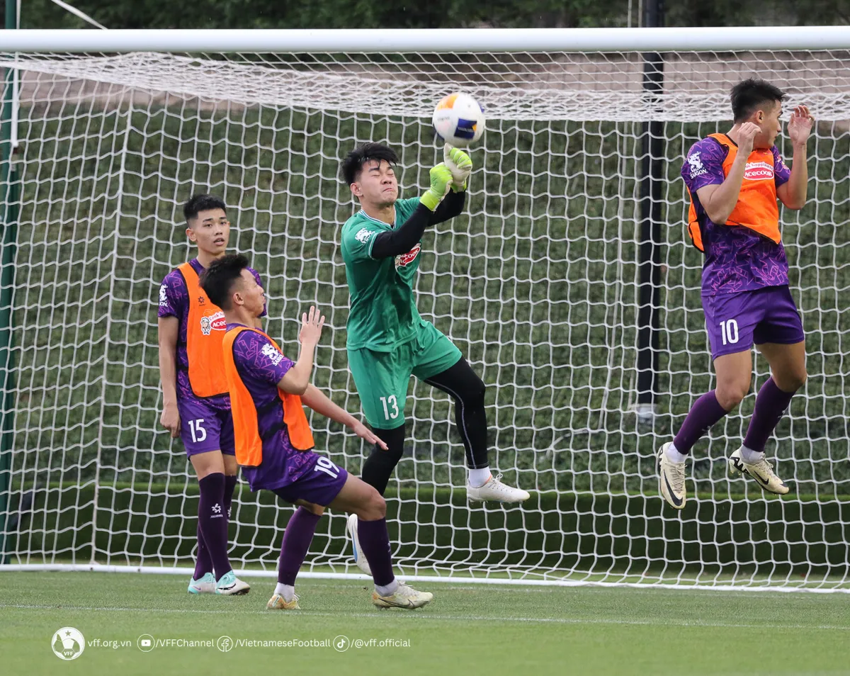 U23 Việt Nam căng sức tập luyện, chuẩn bị cho “bài thi” trước U23 Jordan - Ảnh 4. U23 Việt Nam căng sức tập luyện, chuẩn bị cho “bài thi” trước U23 Jordan - Ảnh 4.