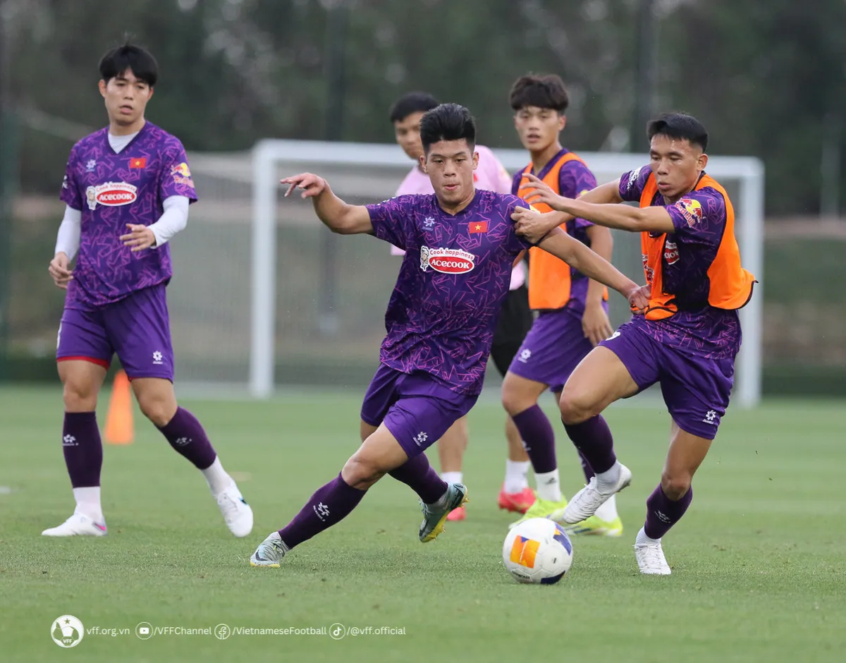 U23 Việt Nam căng sức tập luyện, chuẩn bị cho “bài thi” trước U23 Jordan - Ảnh 3. U23 Việt Nam căng sức tập luyện, chuẩn bị cho “bài thi” trước U23 Jordan - Ảnh 3.