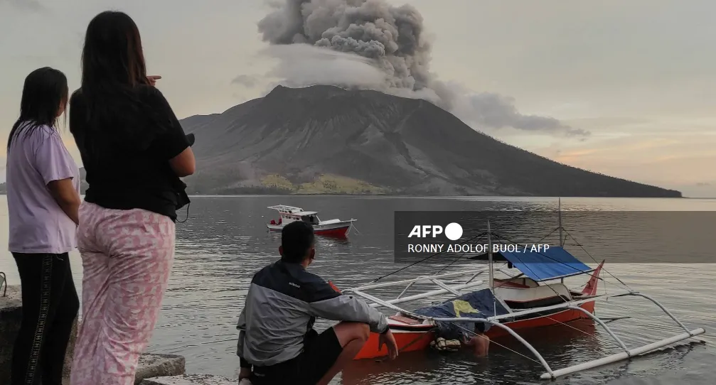 Indonesia tiếp tục sơ tán dân sau vụ núi lửa Ruang phun trào - Ảnh 1.