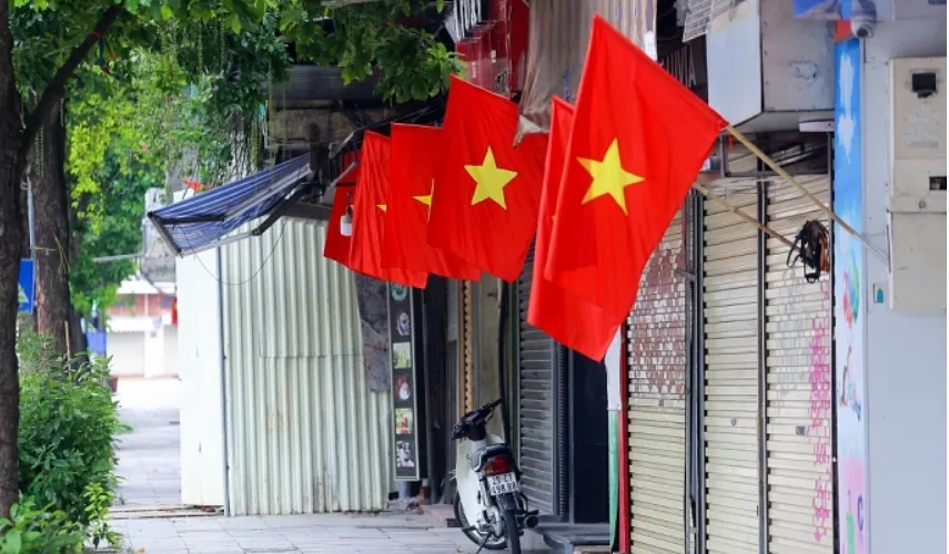 Kỷ niệm 70 năm Ngày Giải phóng Thủ đô, Hà Nội tặng mỗi gia đình 1 lá cờ Tổ quốc - Ảnh 1.