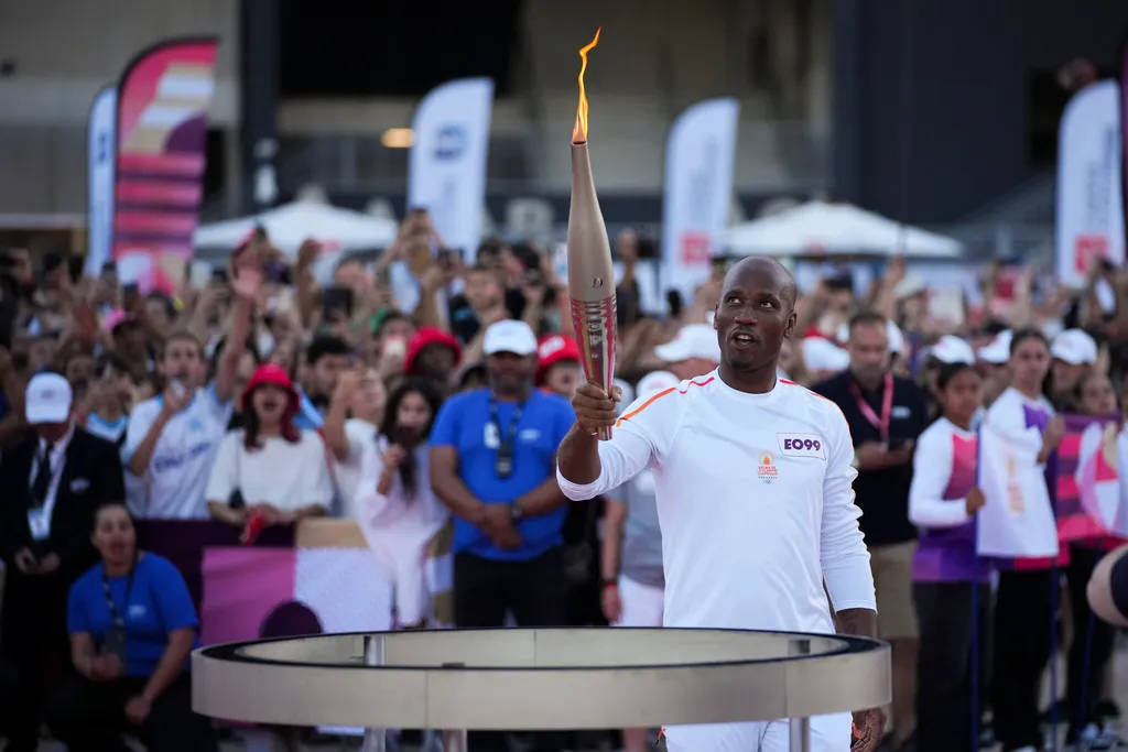 Ngọn đuốc Olympic đi qua thành phố Marseille - Ảnh 2. Ngọn đuốc Olympic đi qua thành phố Marseille - Ảnh 2.