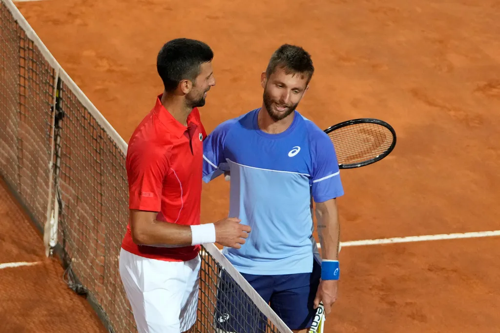 Novak Djokovic khởi đầu thuận lợi tại giải quần vợt Italia mở rộng - Ảnh 2. Novak Djokovic khởi đầu thuận lợi tại giải quần vợt Italia mở rộng - Ảnh 2.