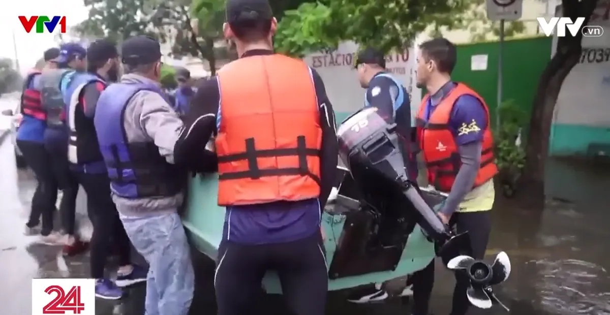 Vận động vi&ecirc;n Brazil từ bỏ Olympic để gi&uacute;p nạn nh&acirc;n lũ lụt - Ảnh 1.