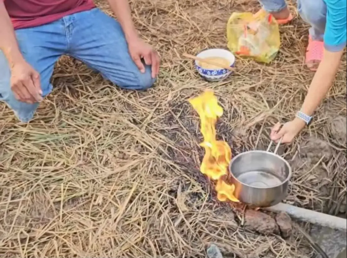 L&yacute; giải hiện tượng hố lớn bốc ch&aacute;y giữa đồng ruộng ở S&oacute;c Trăng - Ảnh 1.