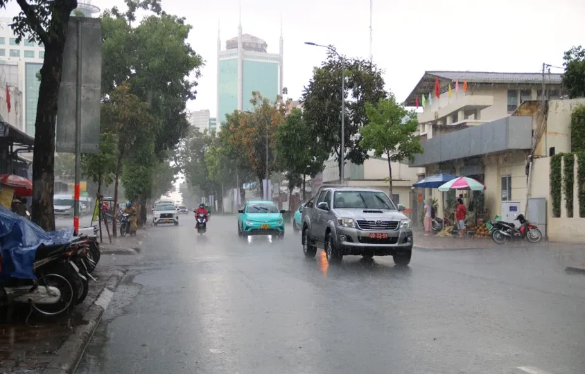 Sau mưa chuyển mùa, cẩn trọng đường trơn trượt - Ảnh 1.