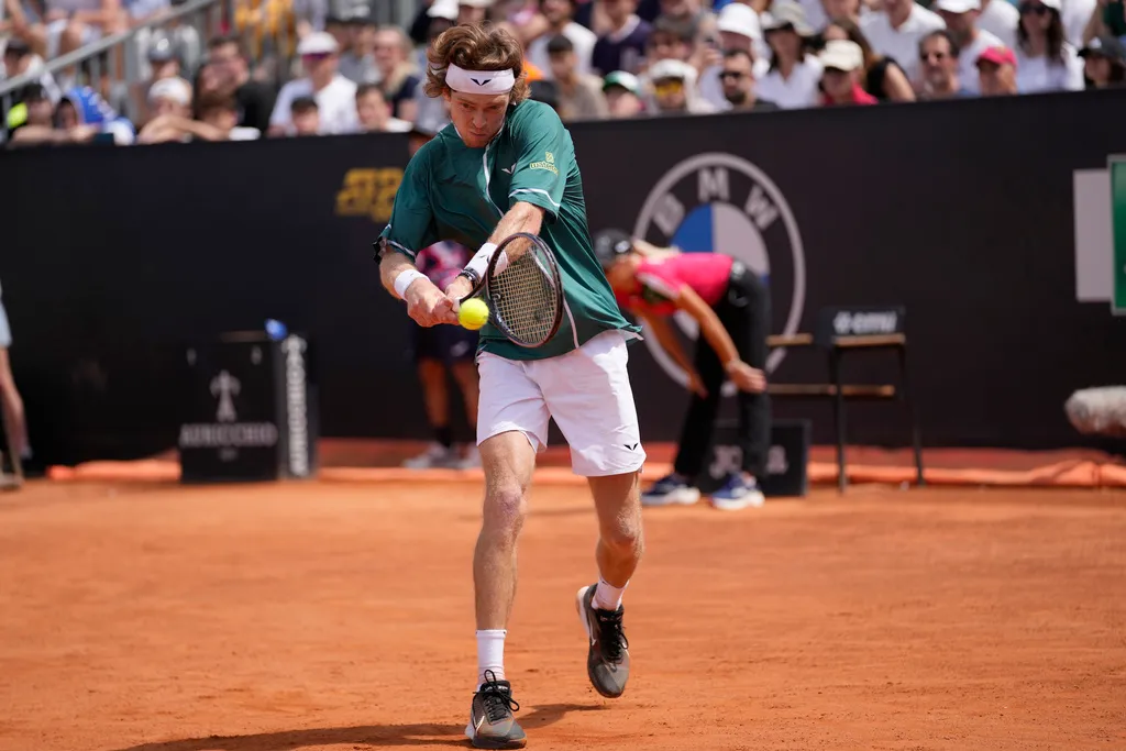 Giải quần vợt Italia mở rộng 2024: Andrey Rublev dừng bước tại vòng 3, Daniil Medvedev nhọc nhằn đi tiếp - Ảnh 1. Giải quần vợt Italia mở rộng 2024: Andrey Rublev dừng bước tại vòng 3, Daniil Medvedev nhọc nhằn đi tiếp - Ảnh 1.