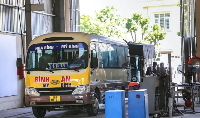 Lo ngại trung tâm đăng kiểm đóng cửa, hàng dài ô tô xếp hàng dù chưa đến hạn - Ảnh 1.