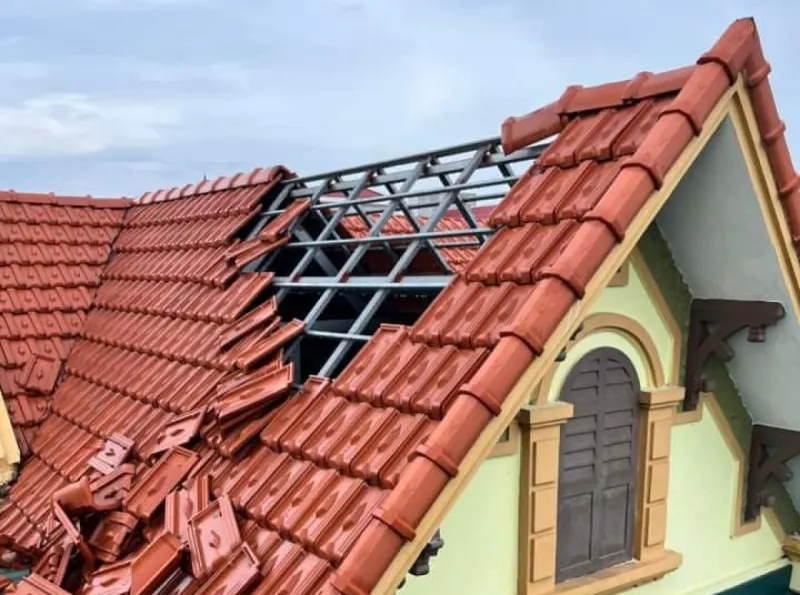 Trận gi&ocirc;ng lốc bất ngờ l&agrave;m tốc m&aacute;i hơn 70 căn nh&agrave; ở Quảng Ninh - Ảnh 2.