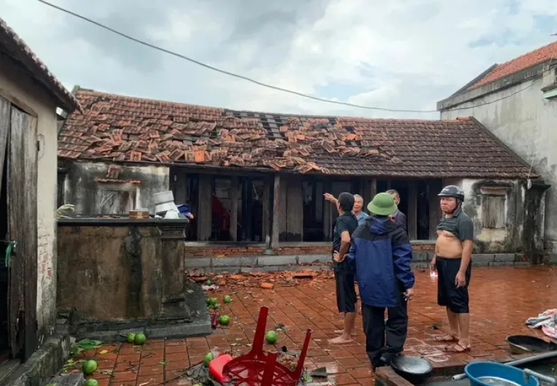 Trận gi&ocirc;ng lốc bất ngờ l&agrave;m tốc m&aacute;i hơn 70 căn nh&agrave; ở Quảng Ninh - Ảnh 1.