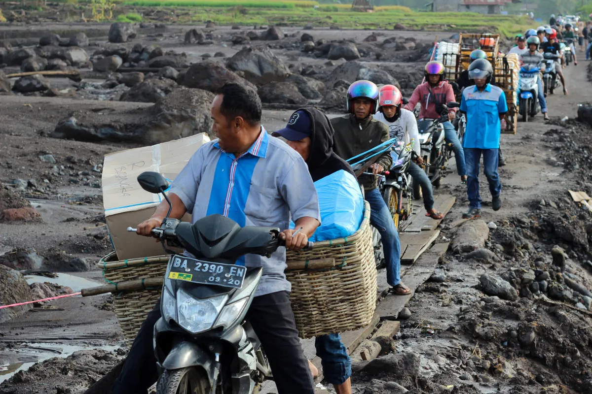 58 người thiệt mạng vì dung nham lạnh và lũ quét ở Indonesia - Ảnh 2.