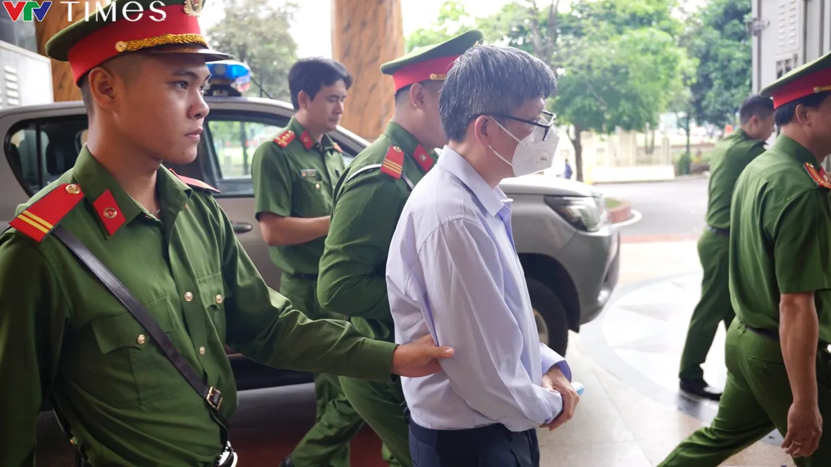 Cựu Bộ trưởng Nguyễn Thanh Long, TGĐ Việt Á Phan Quốc Việt được dẫn giải đến tòa phúc thẩm - Ảnh 1.