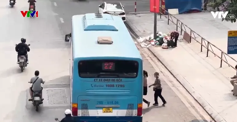 Nguy hiểm tình trạng xe bus vi phạm giao thông - Ảnh 1.