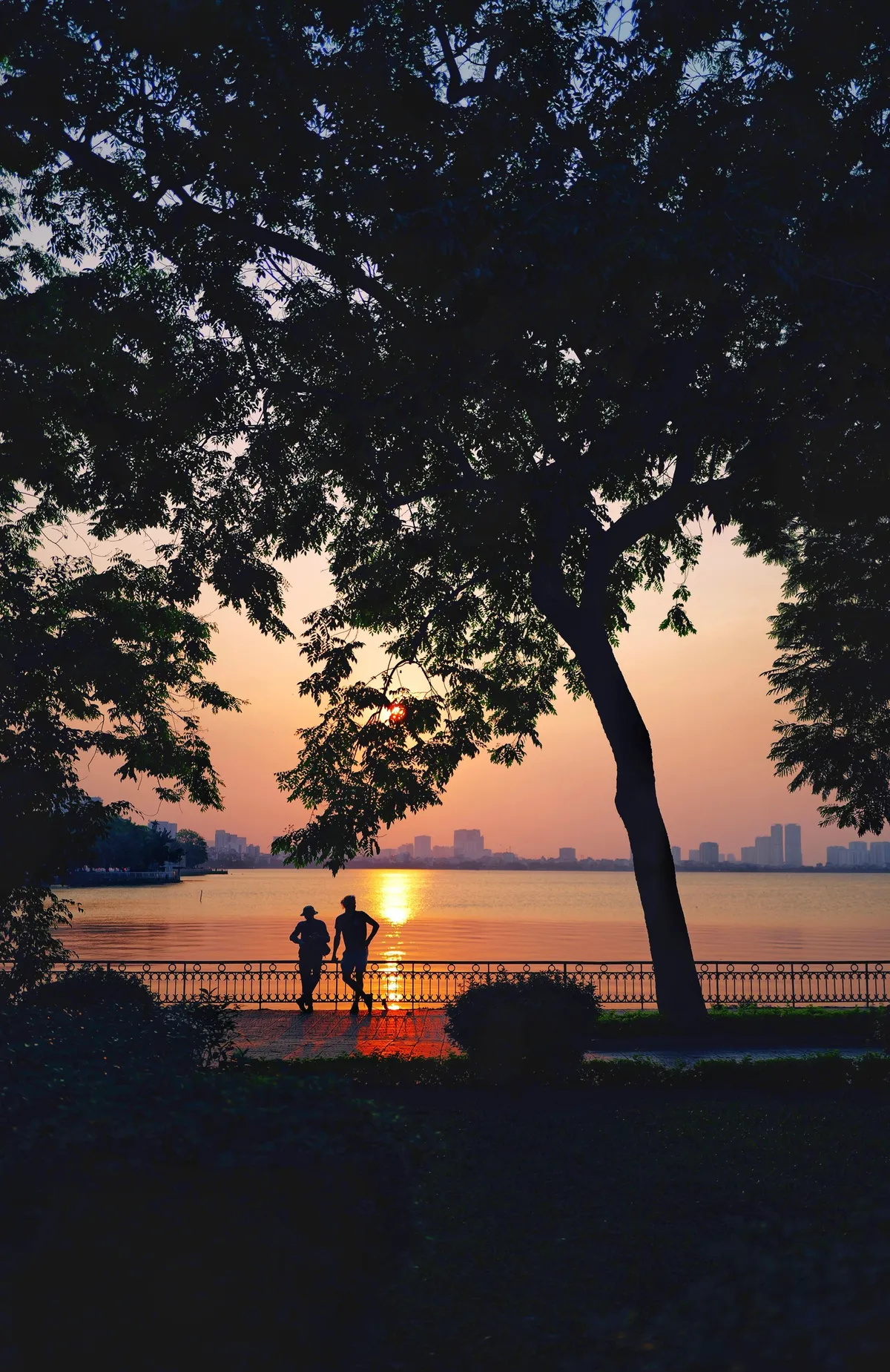 Vẻ đẹp ngất ng&acirc;y của ho&agrave;ng h&ocirc;n hồ T&acirc;y - Ảnh 3.