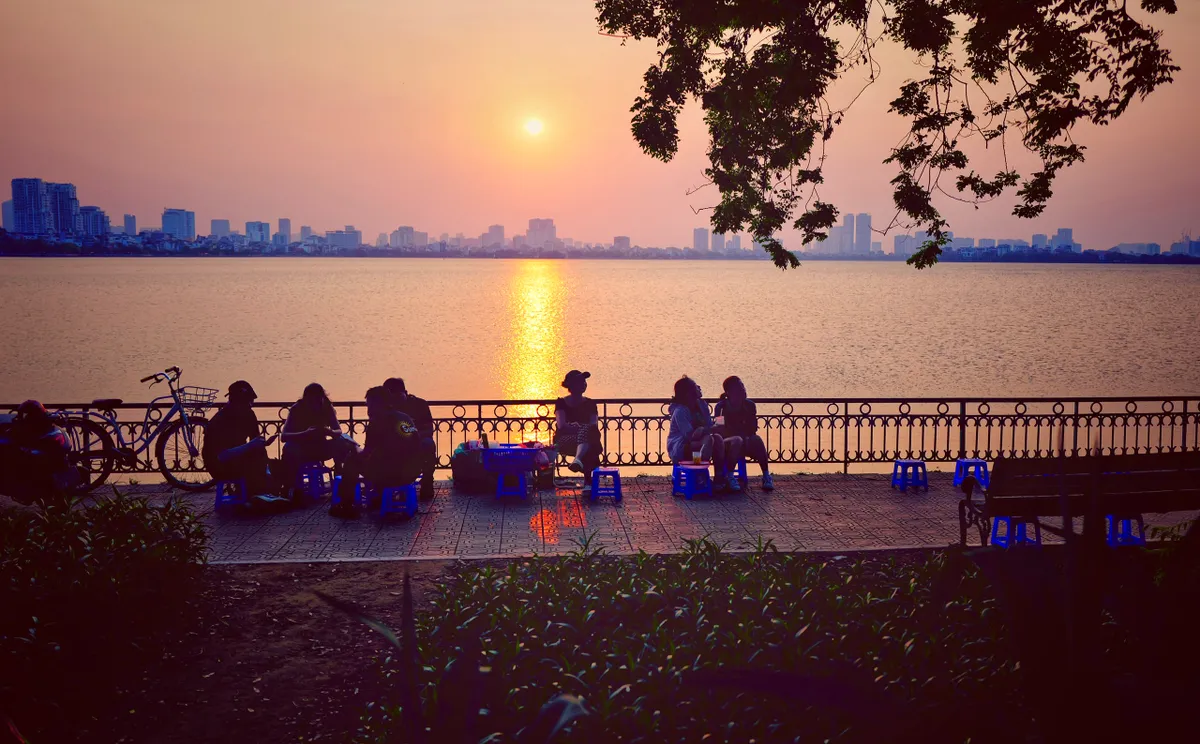 Vẻ đẹp ngất ng&acirc;y của ho&agrave;ng h&ocirc;n hồ T&acirc;y - Ảnh 1.