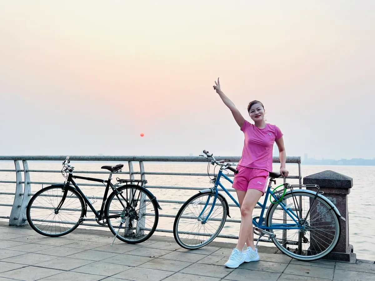 Vẻ đẹp ngất ng&acirc;y của ho&agrave;ng h&ocirc;n hồ T&acirc;y - Ảnh 7.