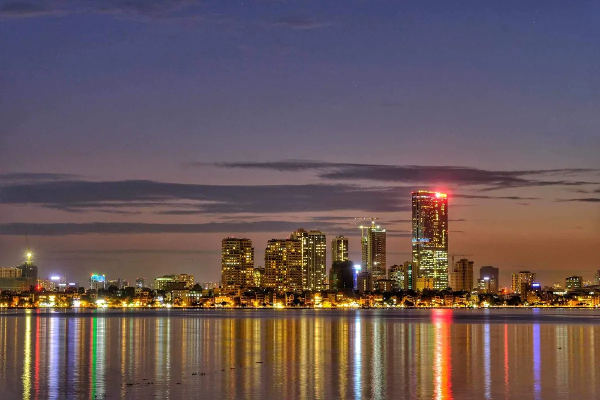 Vẻ đẹp ngất ng&acirc;y của ho&agrave;ng h&ocirc;n hồ T&acirc;y - Ảnh 9.